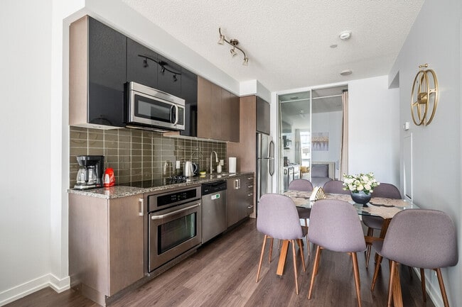 Photo du bâtiment - 130 Eglinton Ave E