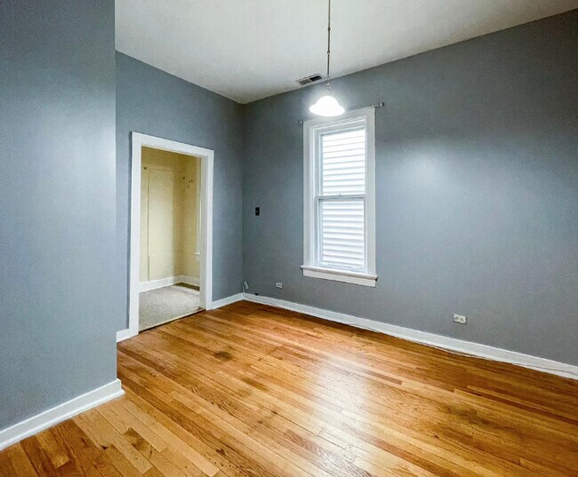 Foto del edificio - 2736 N Wilton Ave
