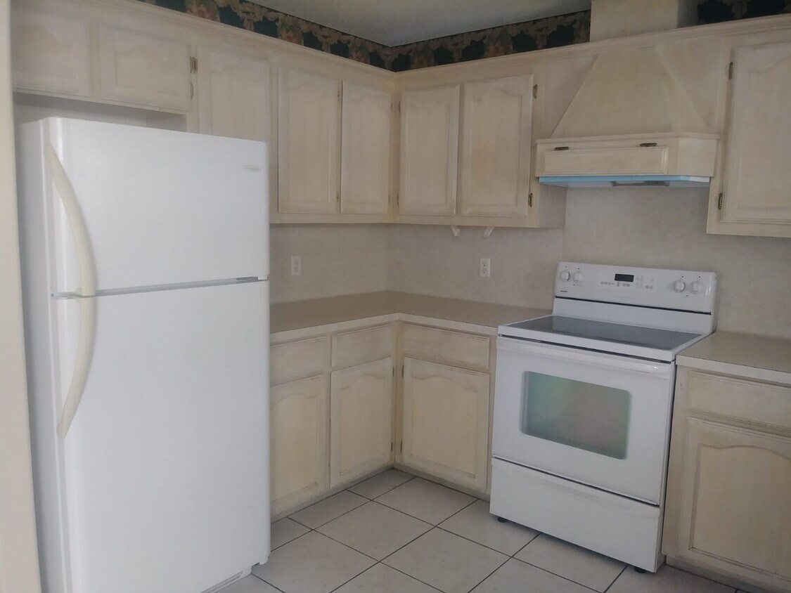 kitchen - 713 Sandpiper Ave