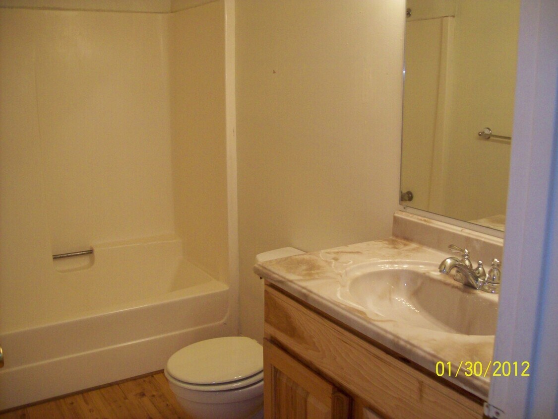 Building Photo - 3 bedroom home