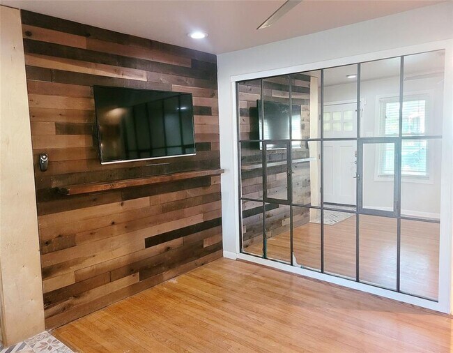 Foto del edificio - 7035 Sharpcrest St