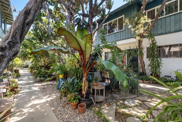 Foto del edificio - 5851 Woodman Ave