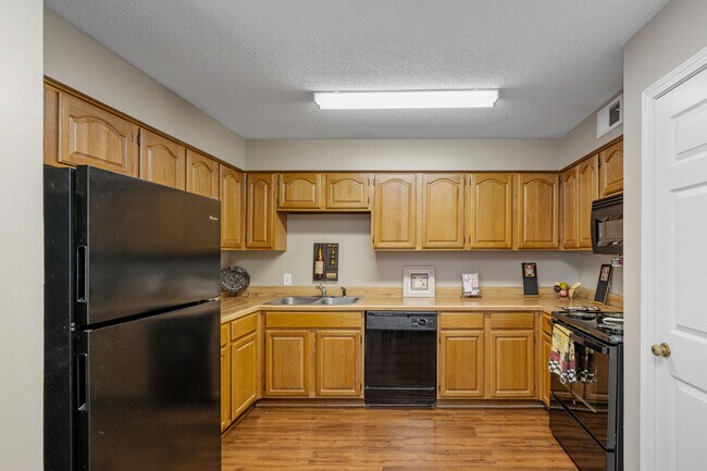 Foto del edificio - MONTICELLO APTS