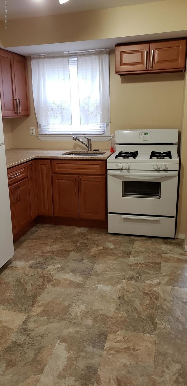 Building Photo - 53 Vassar St