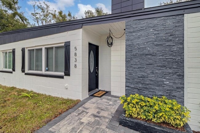 Foto del edificio - 5838 Sage Dr