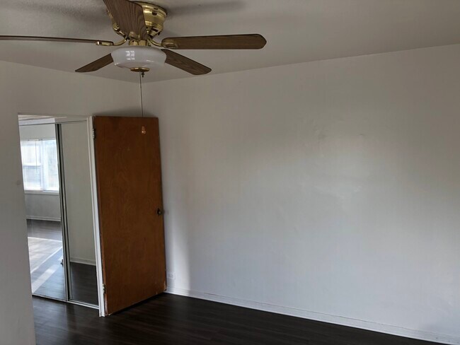 Foto del edificio - 7327 N Rogers Ave