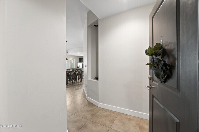 Building Photo - 945 E Playa Del Norte Dr
