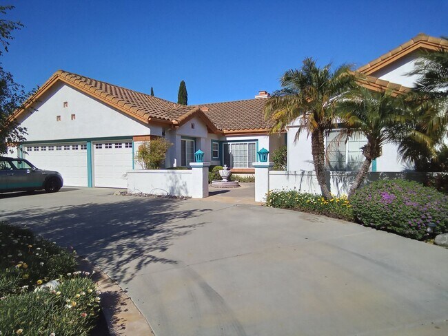 Foto del edificio - Huge 4 bedroom/2 1/2 bathroom Oceanside ho...