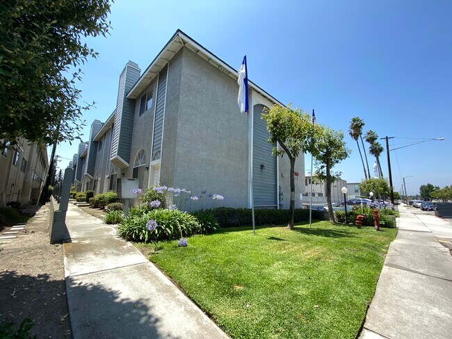 Building Photo - 9160 Huntington Dr