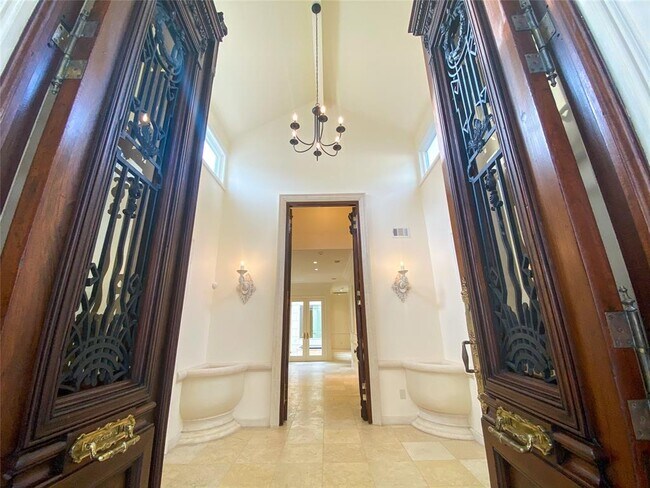 Building Photo - 10 S Briar Hollow Ln