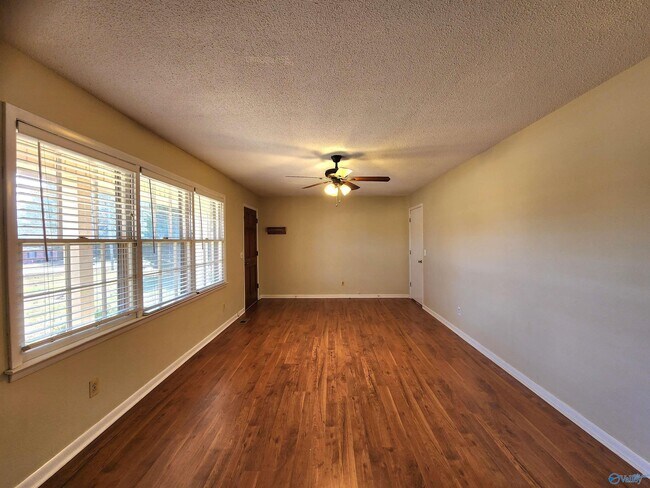 Foto del edificio - 6107 Trailwood Dr