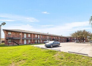 Building Photo - 402 Gastel Cir