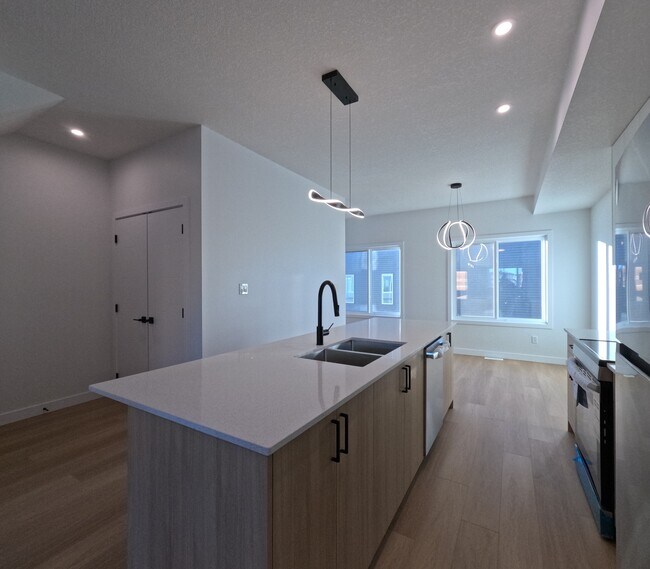 Photo du bâtiment - 18120-18128 28 Ave SW