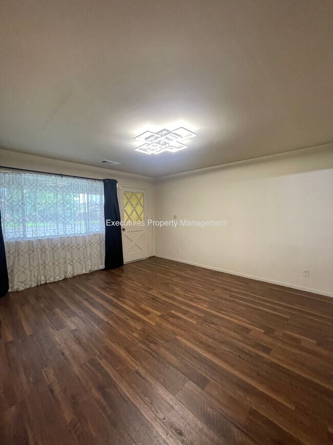 Foto del edificio - 7126 Louise Ave