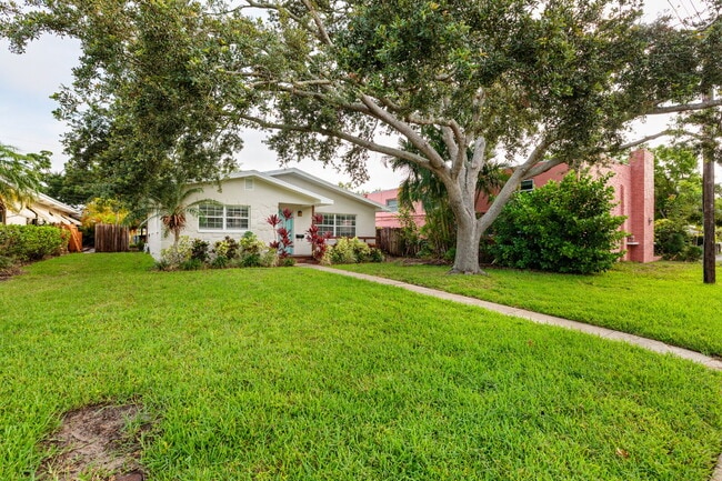 Foto del edificio - Charming single-family home nestled in des...
