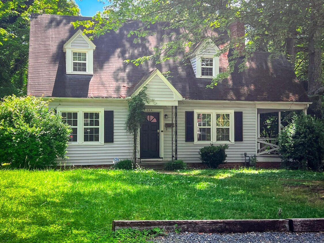 Foto principal - Spacious & Stylish 3-Bedroom Near Wake For...
