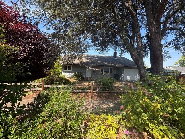 Building Photo - 3 Bedroom Home in College Hill Neighborhood