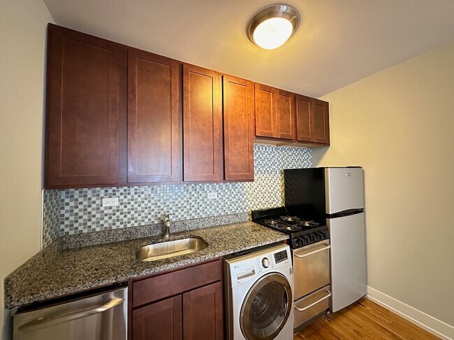 Building Photo - 562 W Arlington Pl