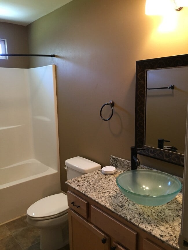 Building Photo - 3BDRM TOWNHOUSE