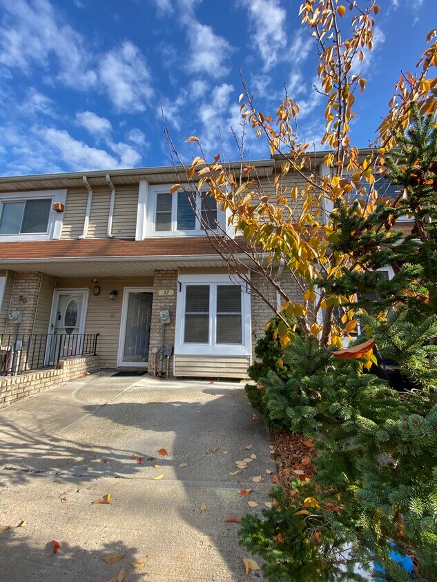 32 Eleanor Plz, Staten Island, NY 10303 Townhouse for Rent in Staten
