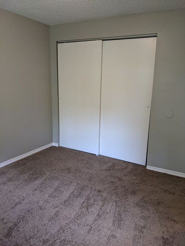 Building Photo - Two Bedroom Unit in Oregon City