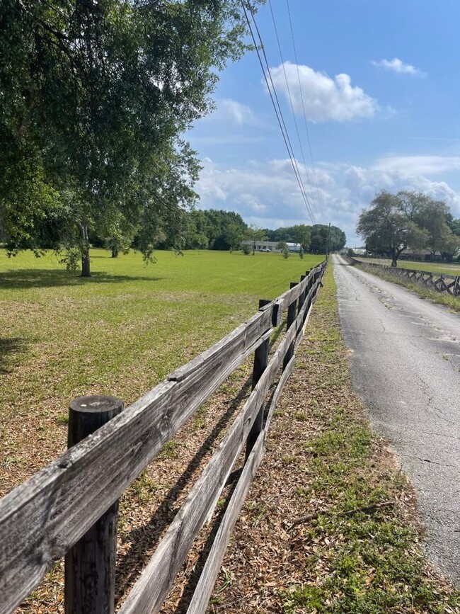 Building Photo - Gorgeous 4 BR country estate home with poo...