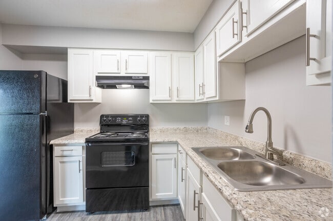 2BR, 1BA - 900 SF - Kitchen - Cambridge Apartments