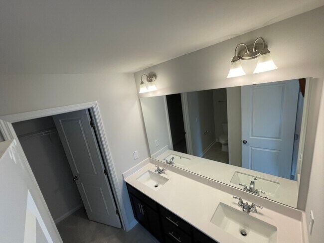 Building Photo - 6223 Truxton Ln