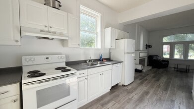 Building Photo - 567 Queens Ave