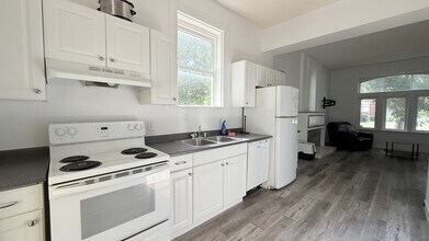 Building Photo - 567 Queens Ave