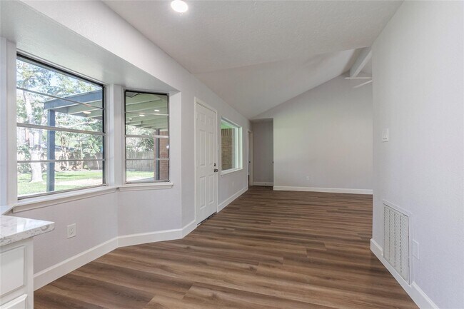 Foto del edificio - 2112 Sierra Dr