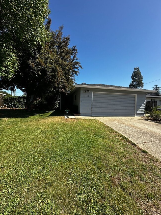 Building Photo - South Redding Home