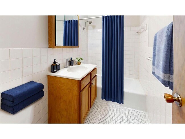 Building Photo - 2216 Pleasant Ave