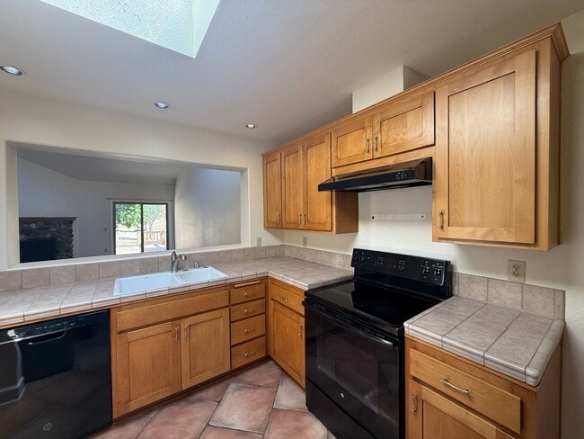 Building Photo - Amazing 2B/2BA Home in Escondido Available...