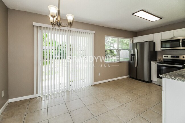 Foto del edificio - 3221 Thistle Hill Dr