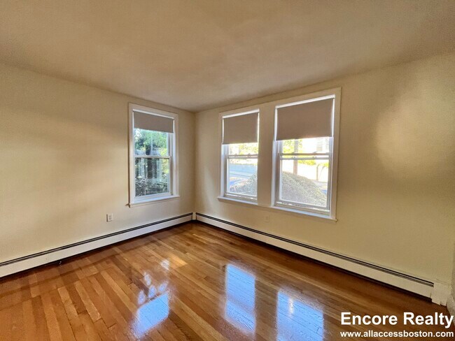 Building Photo - 318 Tappan St