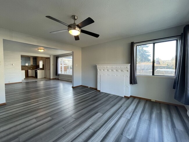 Building Photo - Fantastic Duplex Unit with Washer/Dryer, Parking, Outdoor Space
