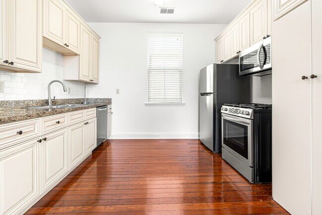 Building Photo - 2324 Ursulines Ave