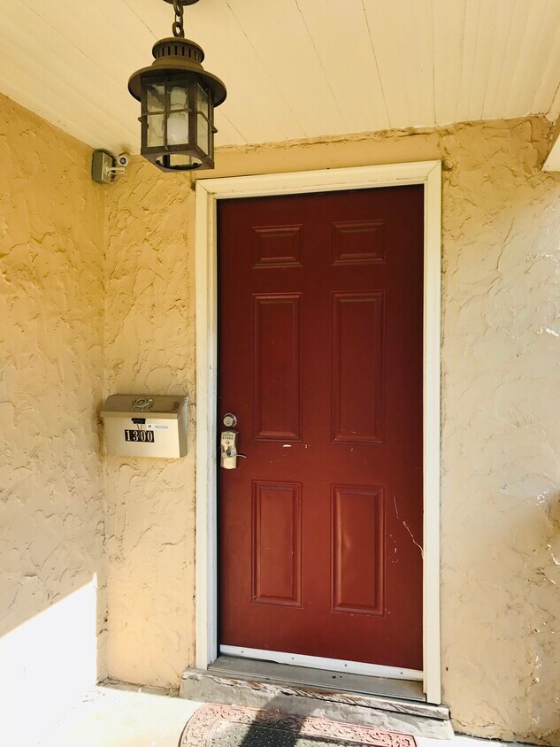 Primary Photo - 1300 E 60th St