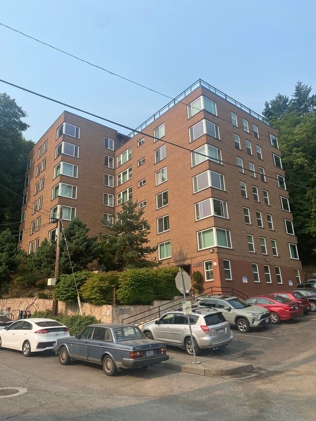 Building Photo - Beautiful apartment in Goose Hallow- Prime...
