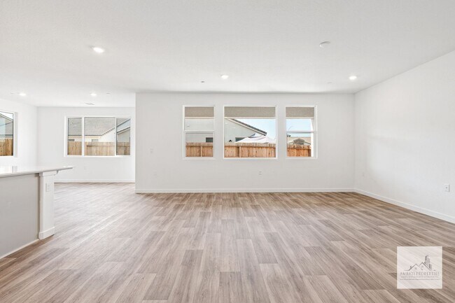 Foto del edificio - Newer 4 Bedroom 3 Bath Home with SOLAR! Cl...