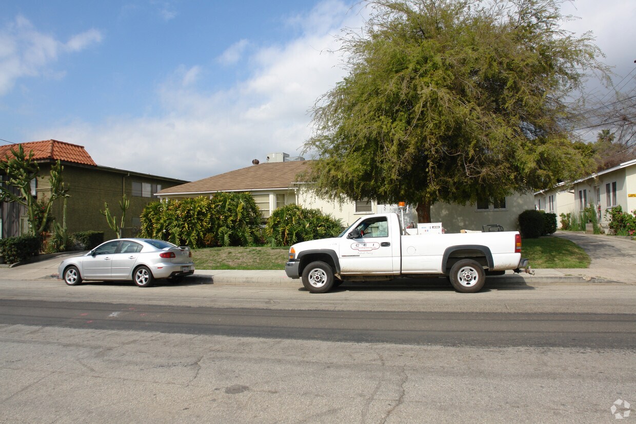 Building Photo - 817-821 E Palmer Ave