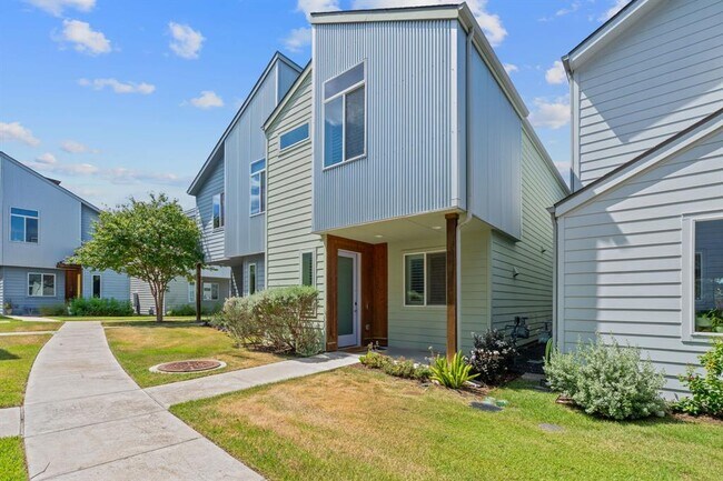 Building Photo - 801 N Bluff Dr
