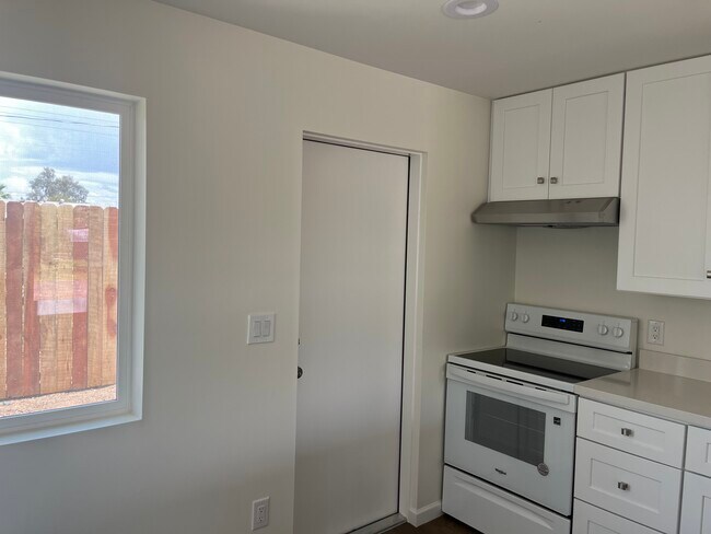 Kitchen - 1727 E Oak St