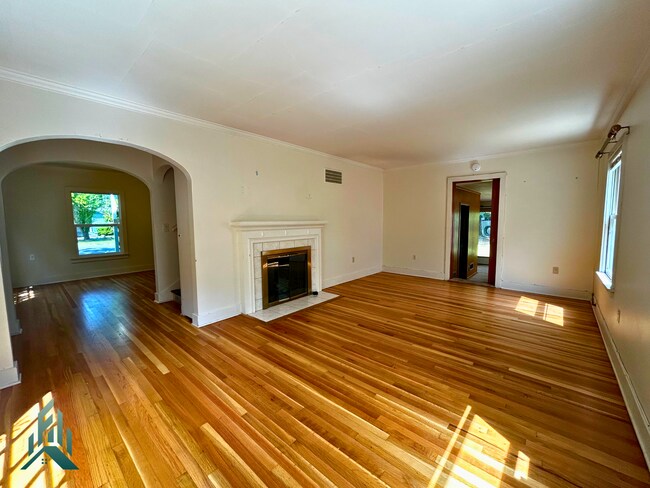 Foto del edificio - Charming 4 Bedroom Home with Hardwood Floors, Gas Fireplace & Large Fenced Yard
