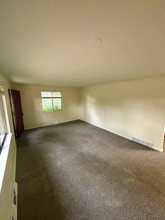 Building Photo - Remodeled Duplex Just Minutes from Old Tow...