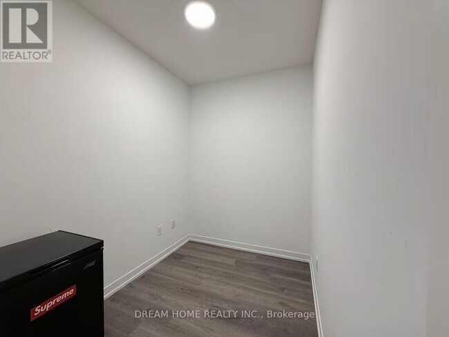 Photo du bâtiment - 8 Interchange Wy