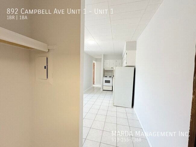 Photo du bâtiment - COZY 1 BED/1 BATH MAIN FLOOR UNIT -WALKING DISTANCE TO U OF W + HYDRO!