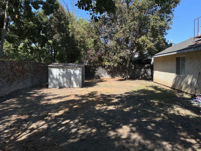 Building Photo - 323 W Packwood Ave
