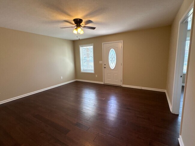 Building Photo - Adorable Home in Great Central Location in Tullahoma...
